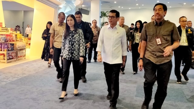 Menparekraf Wishnutama didampingi Wamenparekraf Angela Tanoesoedibjo (kiri) saat kunjungan kerja ke Bandara Internasional Soekarno-Hatta, Kamis (16/1/2020). Foto: Helinsa Rasputri/kumparan