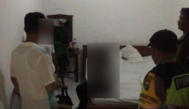 Seorang pelajar perempuan berumur 16 tahun digerebek saat sekamar dengan seorang pria di salah satu hotel di Blitar.