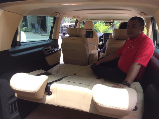 Kursi jok belakang Mercedes-Benz Vito Business yang bisa direbahkan.  Foto: Bagas Putra Riyadhana