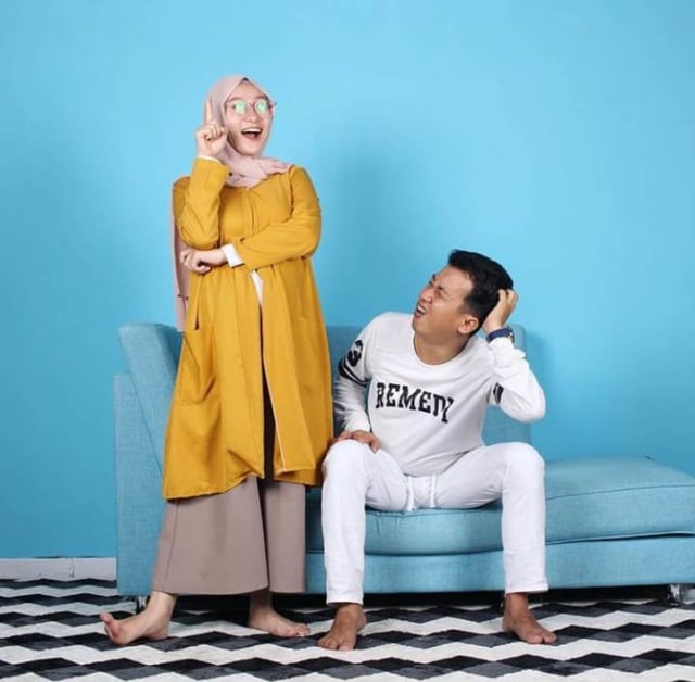 Sinta dan Dika, pasangan suami istri yang juga YouTuber asal Potianak. Foto: Instagram @sintadynt