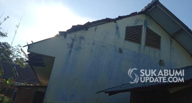 Atap ruang kelas III SDN Simpang Desa Kertajaya, Kecamatan Simpenan, Kabupaten Sukabumi, tiba-tiba saja ambruk, Jumat (17/1/2020) pagi. | Sumber Foto:Nandi