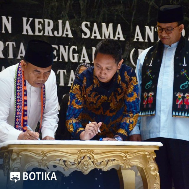 CEO Botica, Ditto Anindita (tengah) saat menandatangani kerjasama dengan Pemerintah Provinsi DKI, beberapa waktu lalu.  Foto : Istimewa