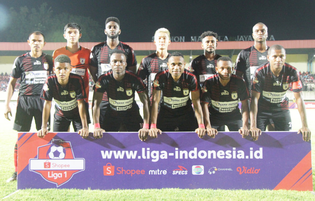 Tim Persipura Jayapura dalam salah satu laga di Liga 1 di tahun 2019.  (Foto: Lazore) 
