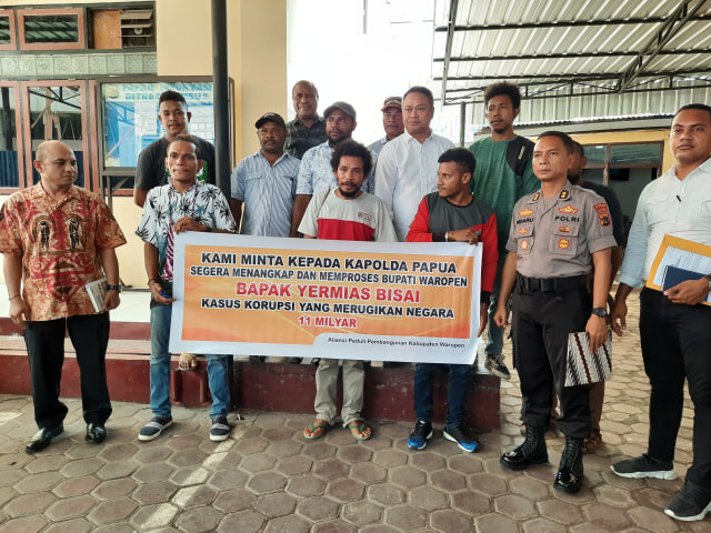 Aliansi masyarakat peduli Waropen mendesak polisi usut korupsi di Kabupaten Waropen. (BumiPapua.com/Liza Indriyani) 