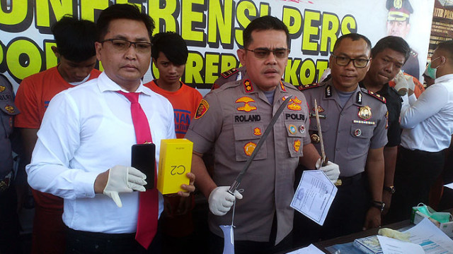 Kapolres Cirebon Kota AKBP Roland Ronaldy menunjukkan barang bukti kasus perampasan dengan kekerasan. (Juan)