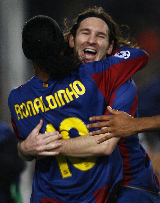 Messi memeluk Ronaldinho. Foto: AFP/Lluis Gene