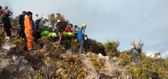 Tim SAR gabungan saat mengevakuasi jenazah korban di Gunung Dempo. (foto: Dok. SAR) 