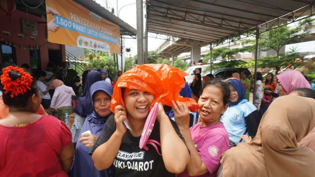 Suasana pembagian 1.000 paket untuk korban banjir di Cipinang Melayu, Jakarta Timur, Jumat (17/1/2020). Foto: Nugroho Sejati/kumparan