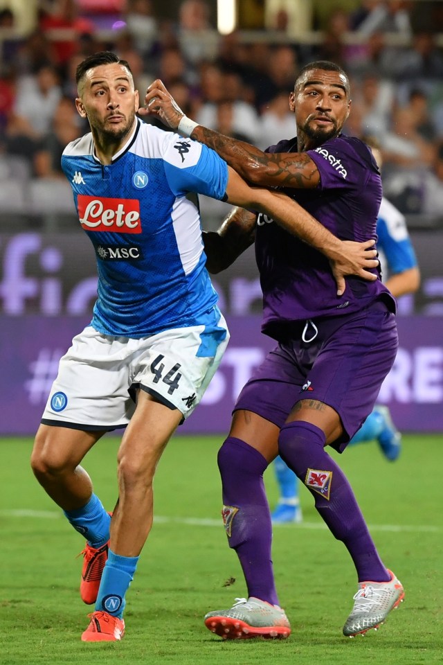 Kevin-Prince Boateng dan Kostas Manolas di laga Napoli vs Fiorentina. Foto: AFP/Andreas Solaro
