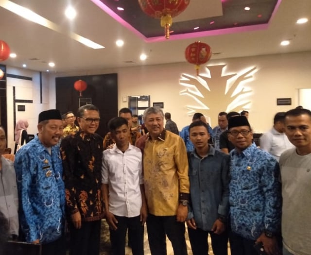 Haerul berpose bersama Gubernur Sulsel, Nurdin Abdullah dan Bupati Pinrang, Irwan Hamid, (Makassar Indeks/Rudi).