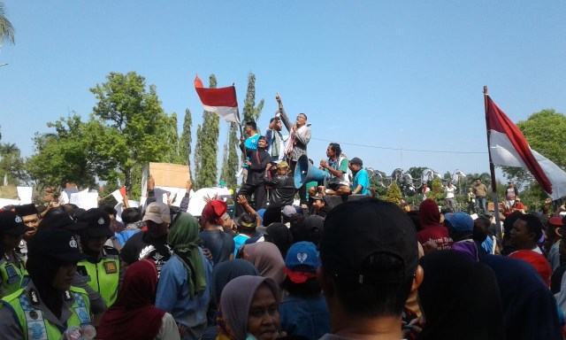 Ratusan warg Desa Jatilaba, Kecamatan Margasari, Kabupaten Tegal berunjuk rasa di depan kantor bupati setempat Jumat (17/1). (Foto: Syaifullah)