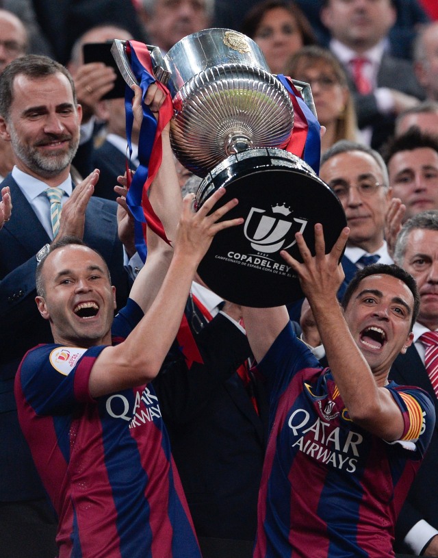Andres Iniesta dan Xavi Hernandez berpotensi melatiih Barcelona bersama-sama. Foto: AFP/Josep Lago