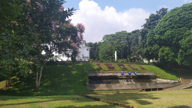 Halaman Isola Kampus UPI yang Jadi Tempat Sunda Empire Adakan Kegiatannya. Foto: Rachmadi Rasyad/kumparan