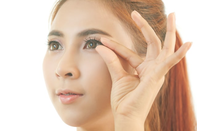 Ilustrasi memakai bulu mata palsu. Foto: Shutterstock 
