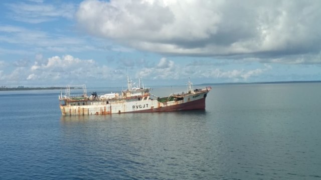Kapal nelayan asal China Fu Yuan Yu 831 yang disita negara dalam kasus pencurian ikan tenggelam di perairan Kupang.Foto: istimewa.