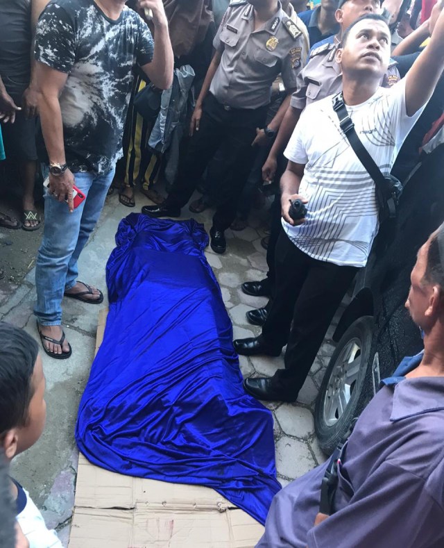 Pria yang diduga bunuh diri dengan cara lompat dari lantai 4 Mall Mandonga Kendari, Jumat (17/1). Foto: Istimewa
