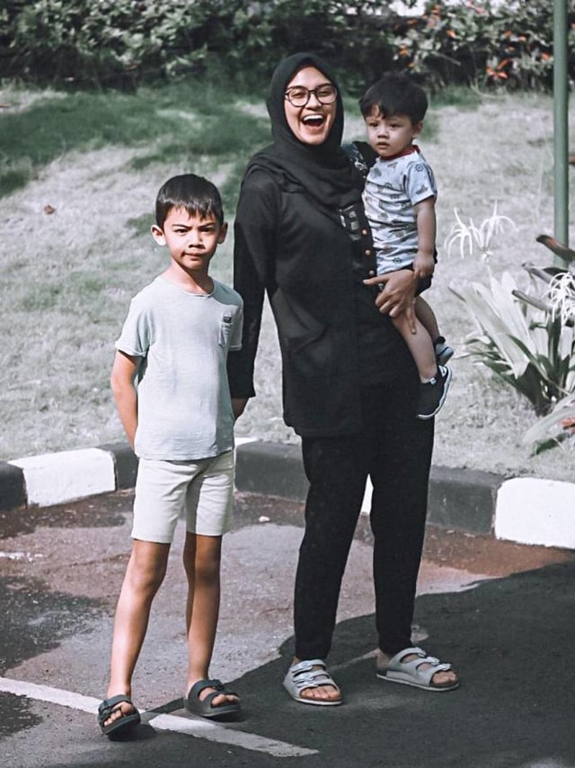 Zee Zee Shahab dan anak-anaknya. Foto: Instagram / @zeezeeshahab