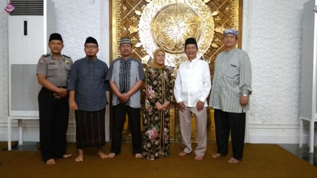 Pendiri Masjid Suciati Saliman, Sleman Yogyakarta Hj. Suciati Saliman Riyanto (tengah) bersama sejumlah tokoh ajak perangi radikalisme dan terorisme. Foto: atx.