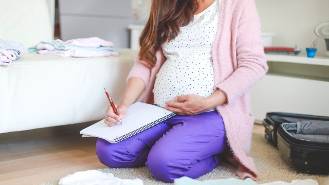 Ilustrasi ibu hamil mendaftar perlengkapan bayi baru lahir. Foto: Shutter Stock