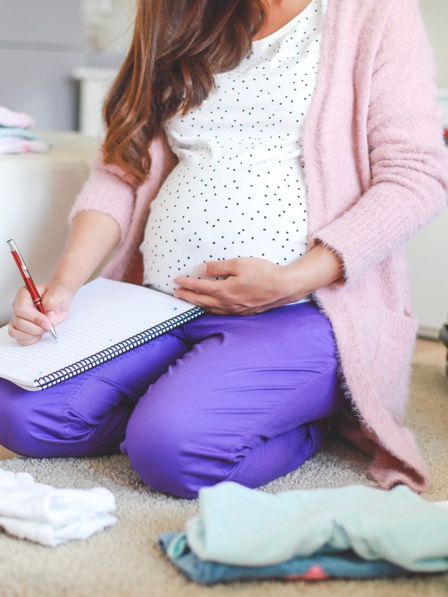 Ilustrasi ibu hamil memeriksa list perlengkapan bayi baru lahir. Foto: Shutter Stock