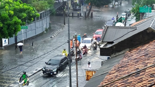 Genangan banjir di kawasan Pos Pengumben, Jakarta Barat, Sabtu (18/1). Foto: Twitter/@puzz81 via @TMCPoldaMetro