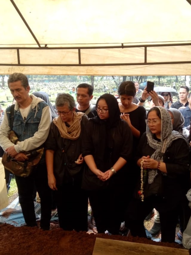 Keluarga menghadiri proses pemakaman Ade Irawan, di TPU Tanah Kusir, Kebayoran Lama, Jakarta Selatan, Sabtu (18/1). Foto: DN Mustika Sari/kumparan