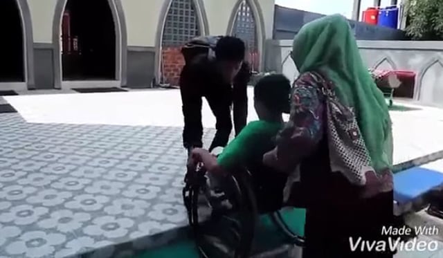 Video seorang warganet yang menunjukkan fasilitas umum di Majalengka belum ramah disabilitas.