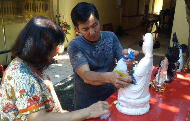 Tradisi Membersihkan Patung Dewa Jelang Imlek di Kelenteng Probolinggo