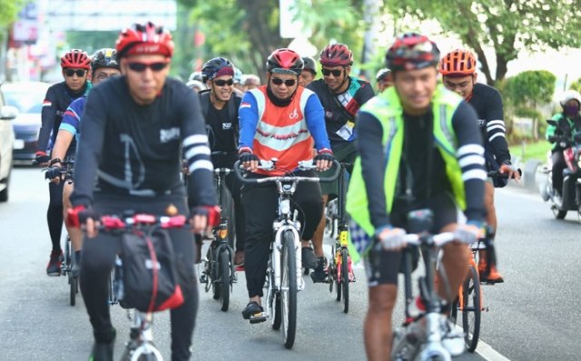 Penjabat Wali Kota Makassar bersepeda bersama warga keliling Makassar, (Makassar Indeks/Herlin).
