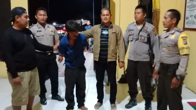 Pelaku pencurian motor asal Buol saat diamankan Polsek Galang, Polres Tolitoli, pada Jumat malam (17/1). Foto: Istimewa 