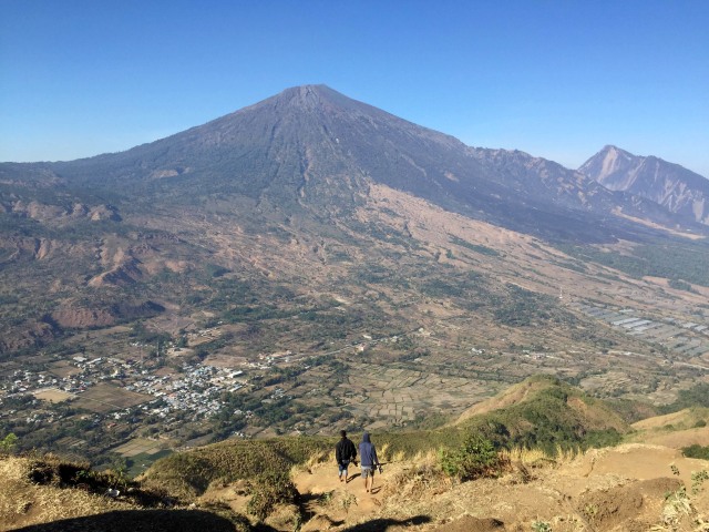 Panorama Gunung Rinjani dari puncak Bukit Pergasingan. Foto: Roni Kuncoro/kumparan