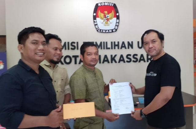 Komisioner KPU Makassar, Gunawan Mashar menerima mandat operator dari tim Relawan Danny Pomanto untuk mendapatkan user Sistim Informasi Pencalonan (Silon), Sabtu (18/1).