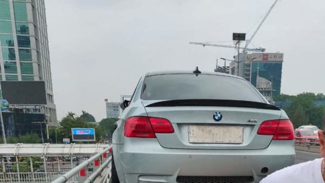 Mobil BMW M3 coupe 2009 yang diangkut di atas mobil derek akibat menabrak pembatas jalan Tol Slipi, Sabtu (18/1). Foto: Dok. Patroli Jalan Raya