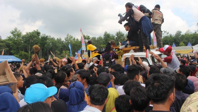 Masyarakat berebut durian saat kontes durian di Kiram Park, Kabupaten Banjar, Kalimantan Selatan pada Sabtu (18/1/2020). istimewa