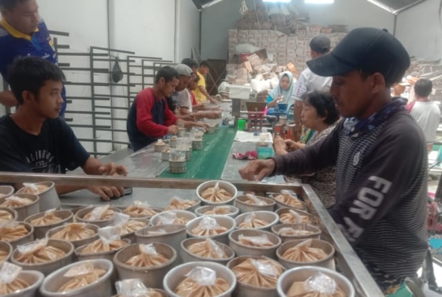 Perajin kue keranjang di Kota Tegal mulai menggenjot produksi. (Foto: Zami Amirudin)