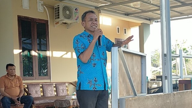 Wali Kota Palu Hidayat saat memberi penjelasan klarifikasi kepada warga di Kelurahan Petobo, Palu, soal berita kawasan tersebut dihilangkan. Foto: Istimewa
