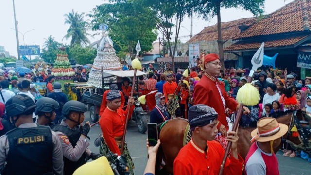 Warga menjejali jalur pantura Kota Brebes, Sabtu 18 Januari 2020. Mereka menyaksikan Kirab Budaya, sebagai puncak Peringatan Hari Jadi Ke-342, Kabupaten Brebes. 