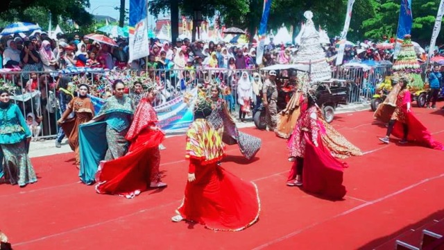 Melihat Kemeriahan Kirab Budaya Saat Puncak Hari Jadi Ke-342 Brebes (117507)