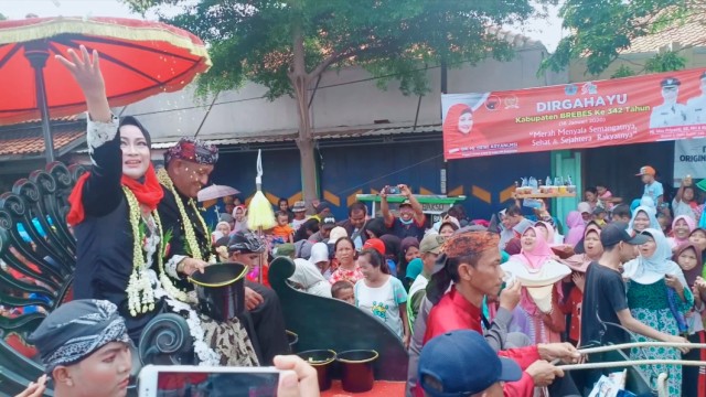 Melihat Kemeriahan Kirab Budaya Saat Puncak Hari Jadi Ke-342 Brebes (117508)
