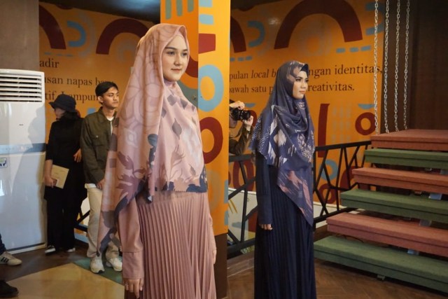 Tenant tengah menampilkan produknya melalui talent milenial Lampung, Sabtu (18/1) | Foto: Syahwa Roza Hariqo/Lampung Geh
