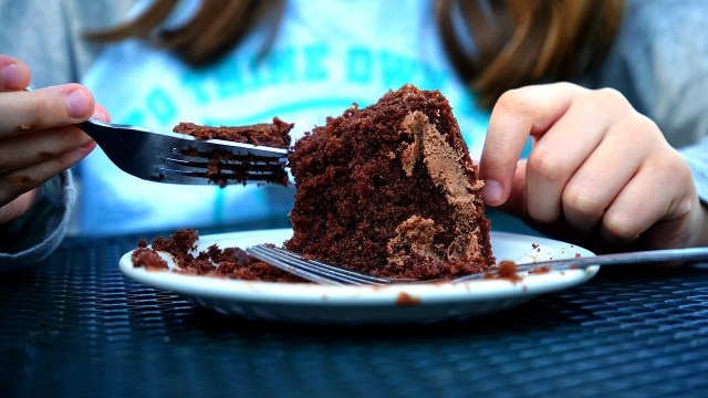 Ilustrasi perempuan makan cake. Foto: Dok. Pixabay
