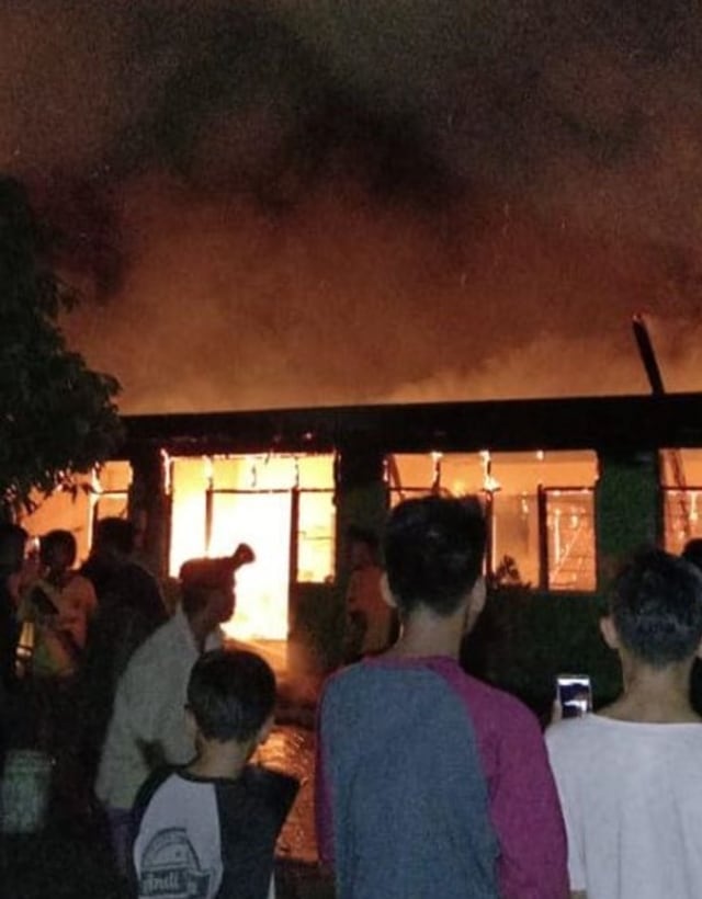 Pondok Pesantren Al Ikhlas Lampoko di Kabupaten Polewali Mandar, Sulawesi Barat, terbakar Sabtu malam (18/1). Foto: Dok. Istimewa
