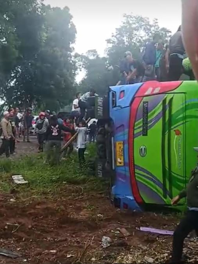 Bus pariwisata terguling di Subang, Jawa Barat. Foto: Dok. Istimewa