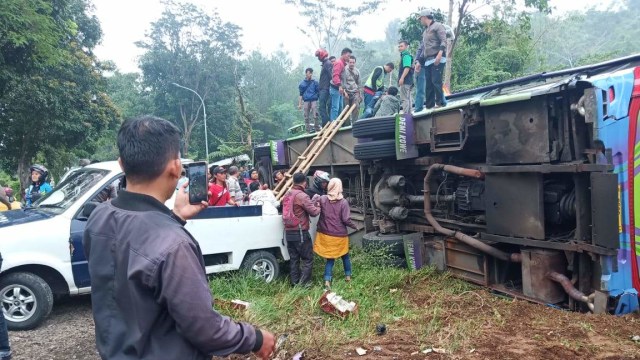 Proses evakuasi bus pariwisata terguling di Subang, Jawa Barat. Foto: Dok. Polda Jawa Barat