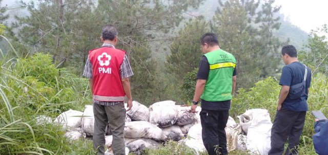 Ratusan karung diduga berisi limbah bahan berbahaya dan beracun (B3) ditemukan di hutan Jurangmangu, Desa Batumirah, Kecamatan Bumijawa, Kabupaten Tegal, Sabtu (18/1). (Foto: PMI/Istimewa)