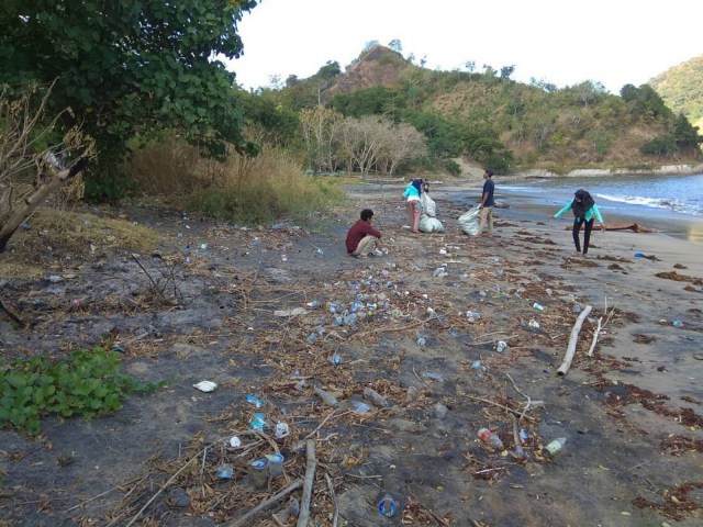 Siswa SMA 1 Dompu melakukan kegiatan bersih-bersih pantai. Foto: Instagran @bengkel_sastra