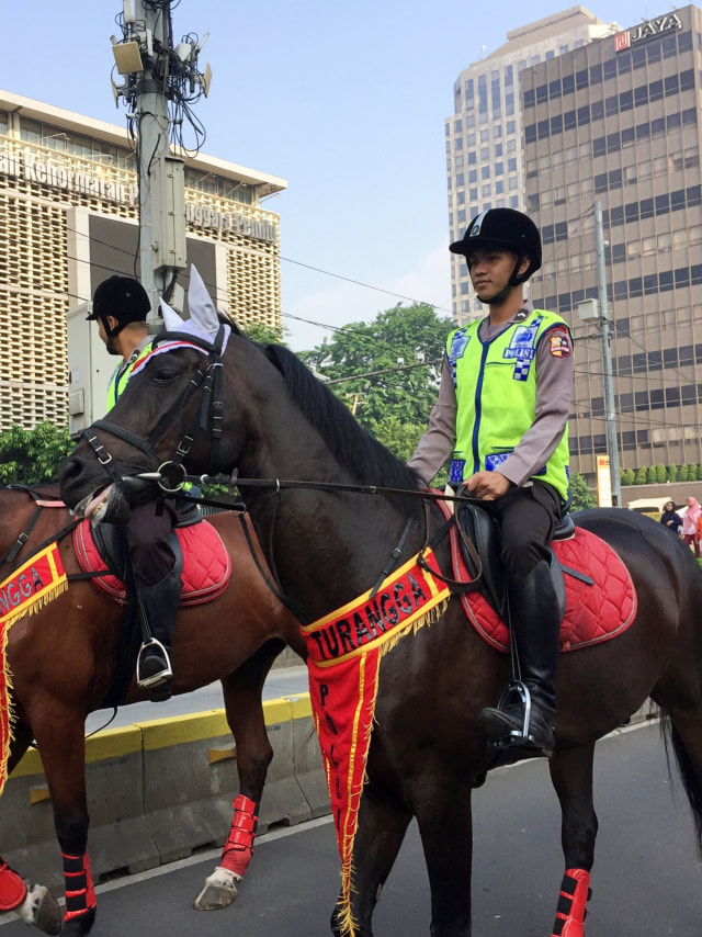 Sejumlah polisi berkuda melakukan patroli sepanjang area Car Free Daya Bunderan HI hingga Sarina, MH Thamrin, Jakarta Pusat, Minggu (19/1). Foto: Raga Imam/kumparan