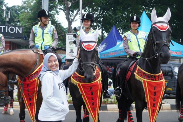 Foto: Antusiasme Warga Berfoto Dengan Polisi Berkuda Di CFD | Kumparan.com