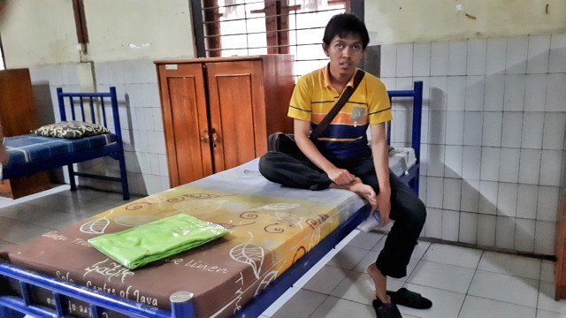 Seorang mahasiswa menduduki ranjang di asrama BRSPDSN Wyata Guna setelah mereka diijinkan kembali menetap di tempat itu, Sabtu (18/1). (Foto: Assyifa/bandungkiwari.com)