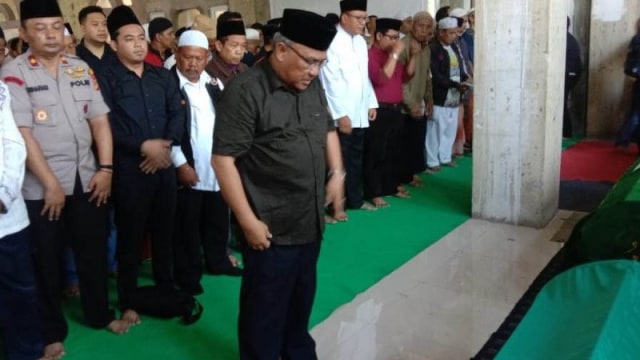 Wali Kota Depok Mohammad Idris menjadi imam salat jenazah korban kecelakaan bus di Subang, Jawa Barat, Minggu (19/1/2020). Foto: ANTARA/Feru Lantara